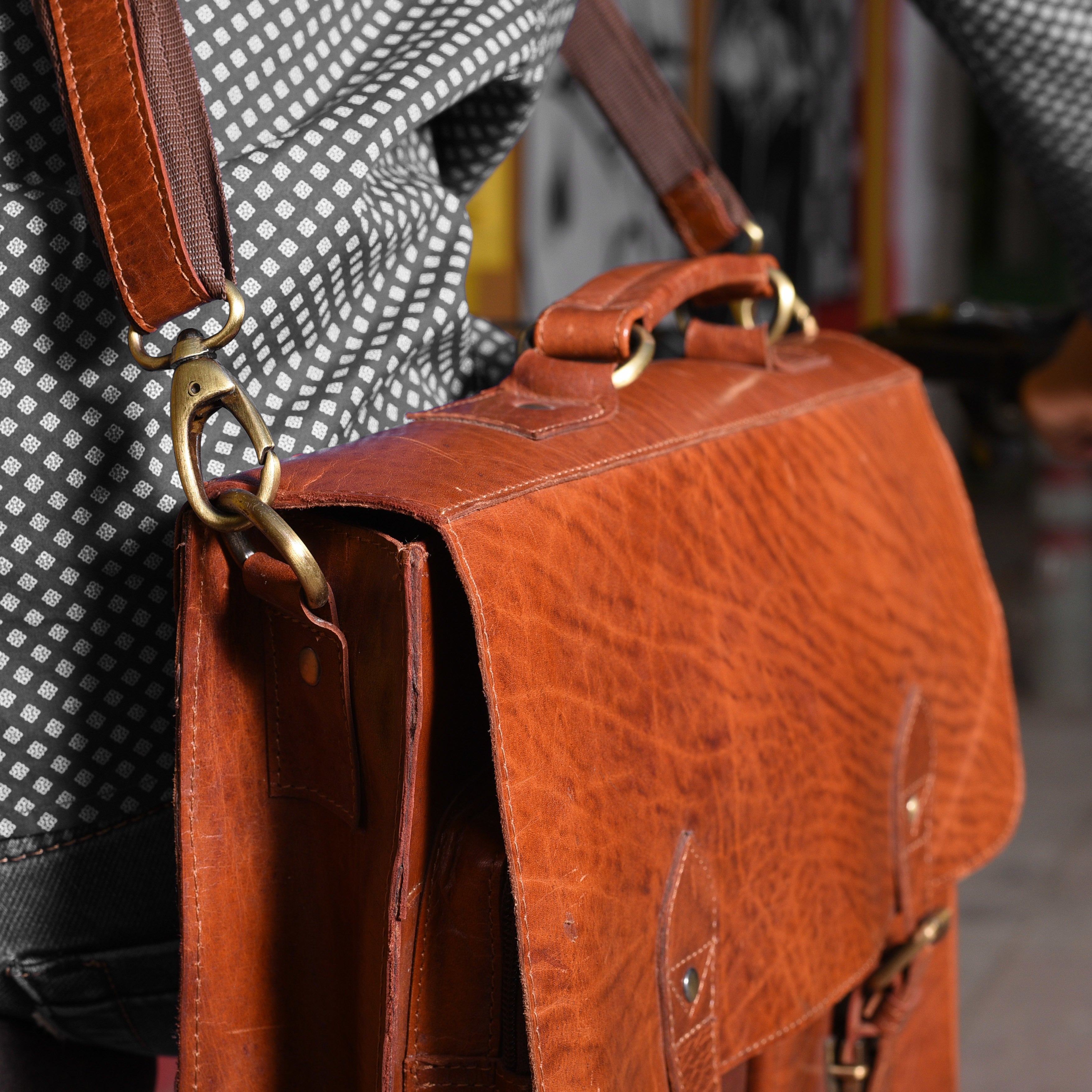 leather-messenger-bag-handle.jpg